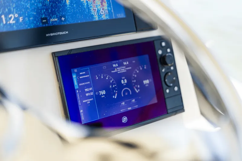 Slide: The Image of Boston Whaler 325 CONQUEST 2021 - 20