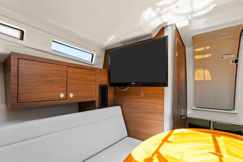 Slide: The Image of Boston Whaler 325 CONQUEST 2021 - 24