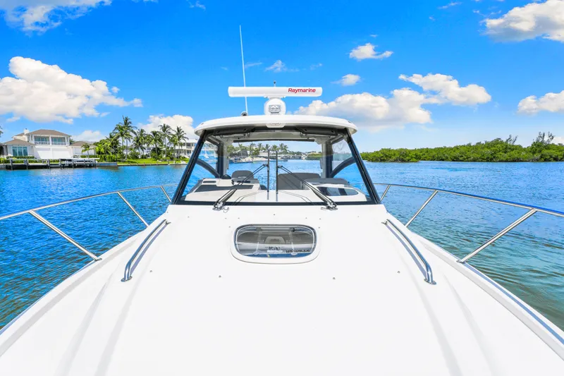 Slide: The Image of Boston Whaler 325 CONQUEST 2021 - 29