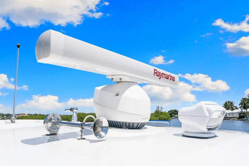 Slide: The Image of Boston Whaler 325 CONQUEST 2021 - 31