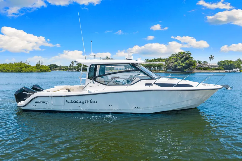 Slide: The Image of Boston Whaler 325 CONQUEST 2021 - 4