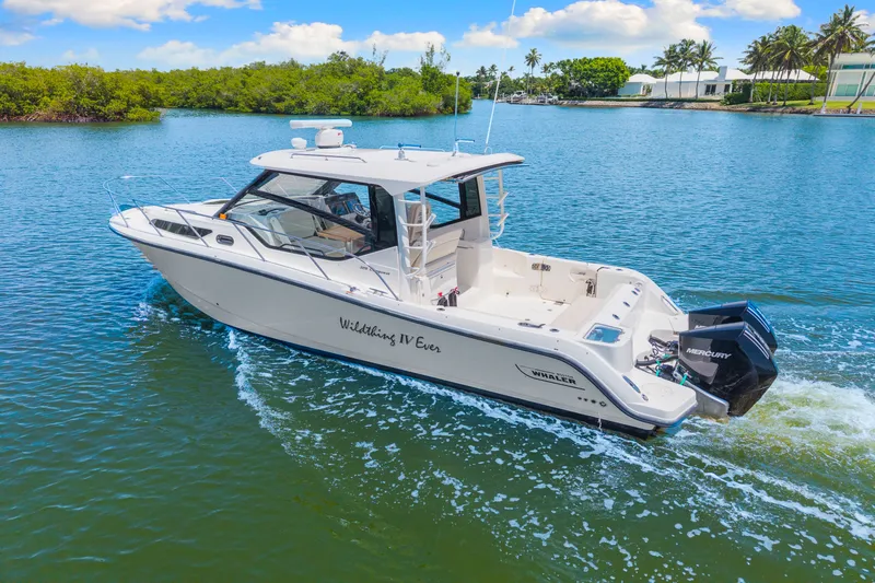 Slide: The Image of Boston Whaler 325 CONQUEST 2021 - 6
