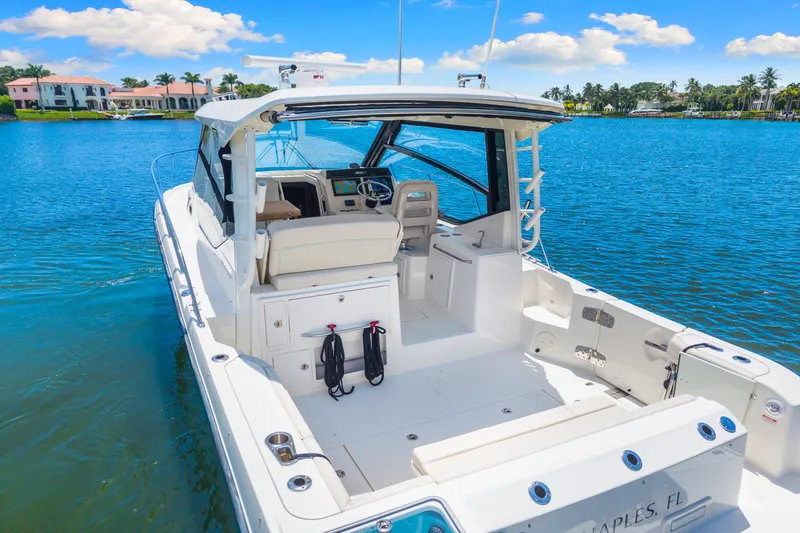 Slide: The Image of Boston Whaler 325 CONQUEST 2021 - 8