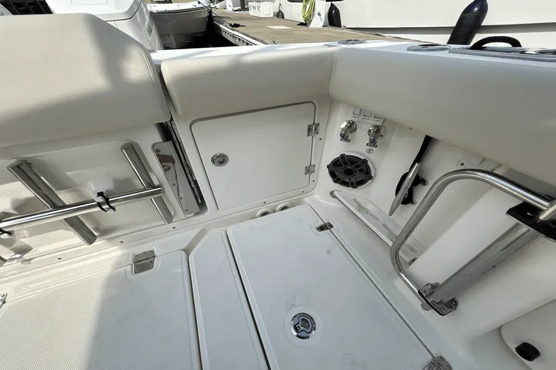 Slide: The Image of Boston Whaler 360 Outrage 2026 - 17