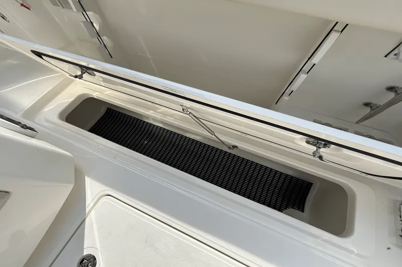 Slide: The Image of Boston Whaler 360 Outrage 2026 - 19