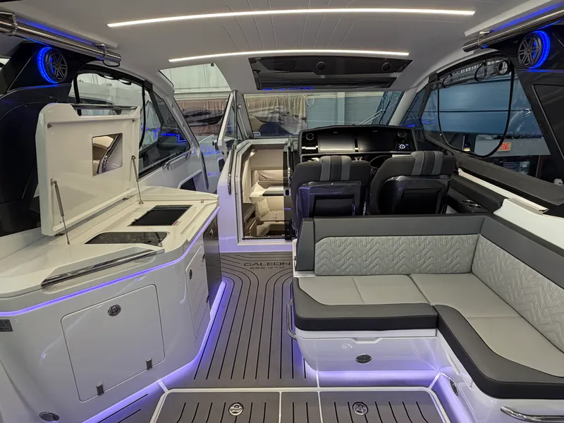 Slide: The Image of Galeon 325 GTO 2024 - 13