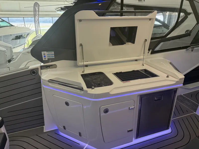 Slide: The Image of Galeon 325 GTO 2024 - 17