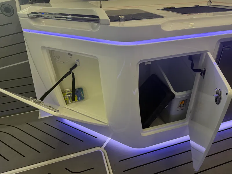 Slide: The Image of Galeon 325 GTO 2024 - 18