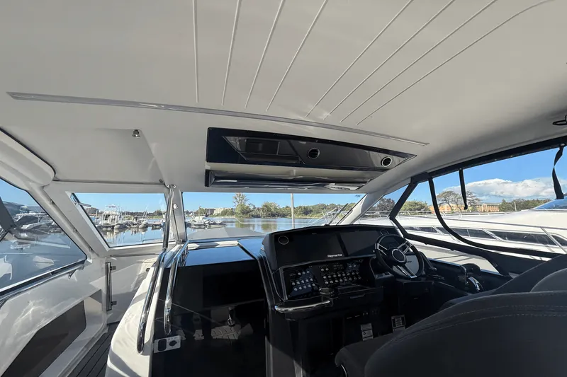 Slide: The Image of Galeon 325 GTO 2024 - 5