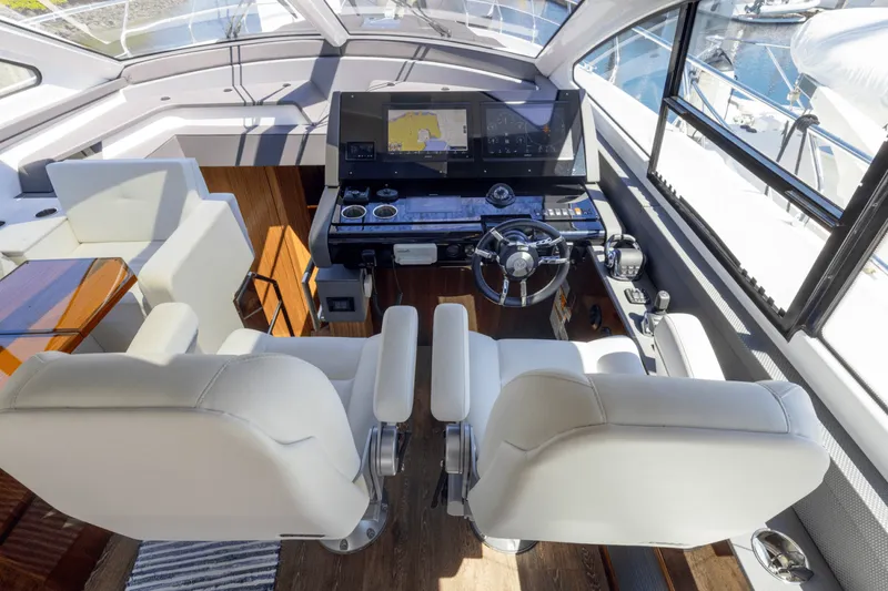 Slide: The Image of Cruisers Yachts 60 CANTIUS 2021 - 10