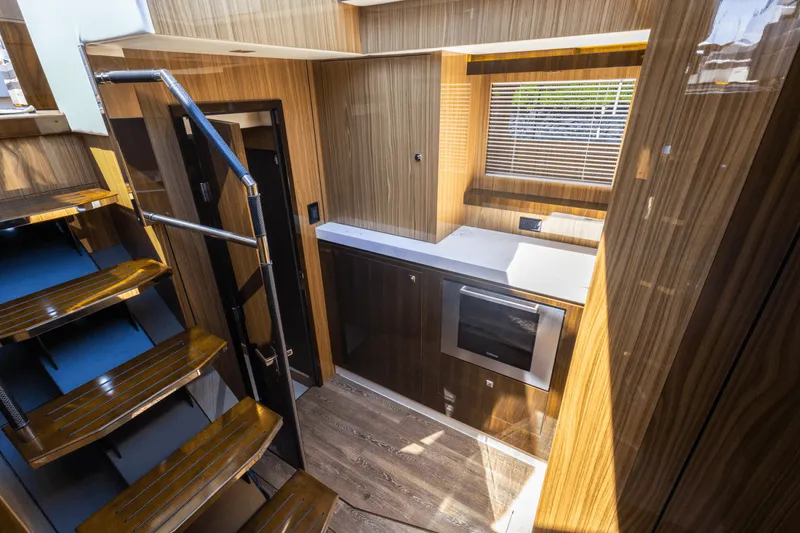 Slide: The Image of Cruisers Yachts 60 CANTIUS 2021 - 14