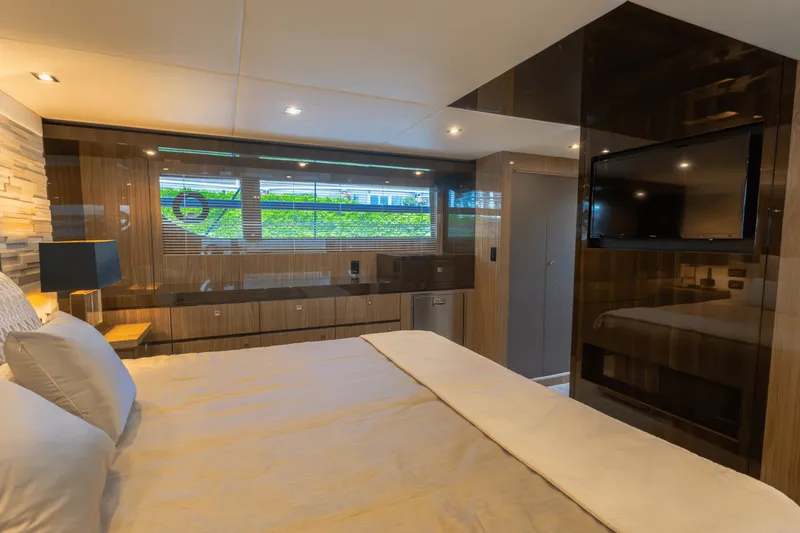 Slide: The Image of Cruisers Yachts 60 CANTIUS 2021 - 30