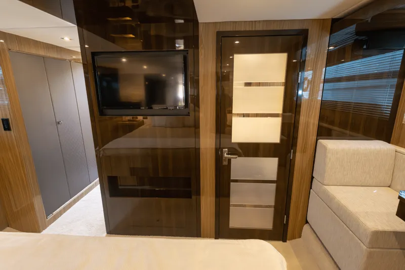 Slide: The Image of Cruisers Yachts 60 CANTIUS 2021 - 31