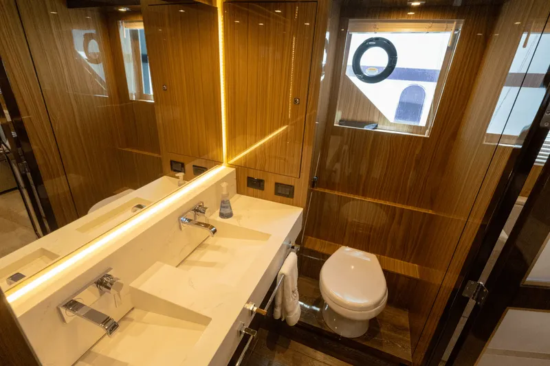 Slide: The Image of Cruisers Yachts 60 CANTIUS 2021 - 33