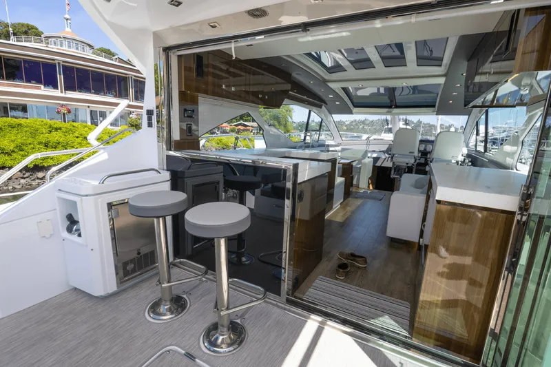 Slide: The Image of Cruisers Yachts 60 CANTIUS 2021 - 37