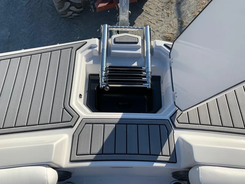Slide: The Image of 2024 Starcraft SVX 211 boat with a retracted swim ladder. - 10