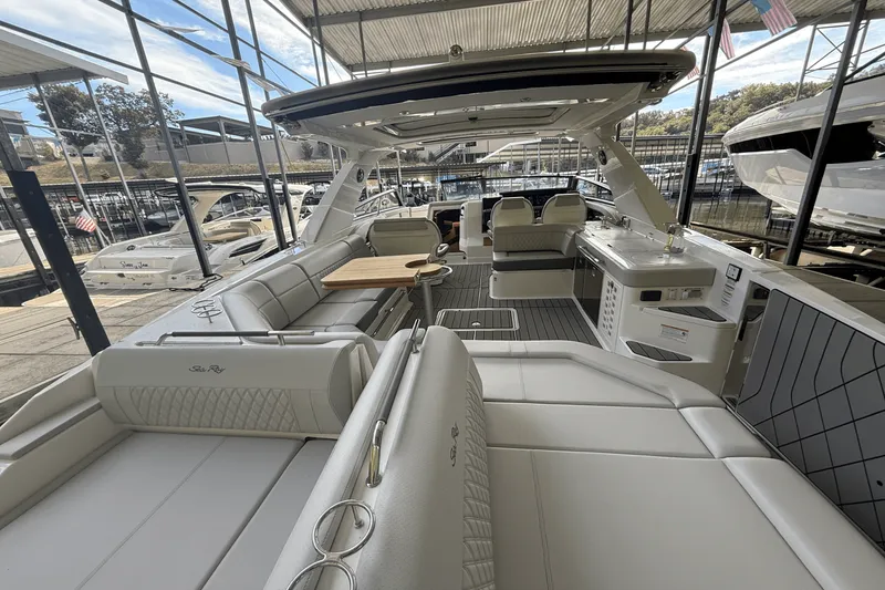 Slide: The Image of Sea Ray SLX 400 2026 - 13