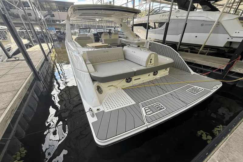Slide: The Image of Sea Ray SLX 400 2026 - 15