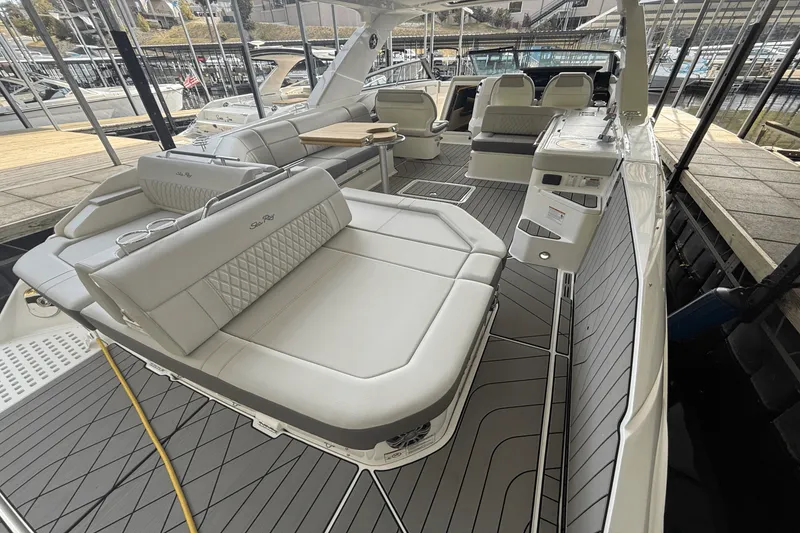 Slide: The Image of Sea Ray SLX 400 2026 - 16