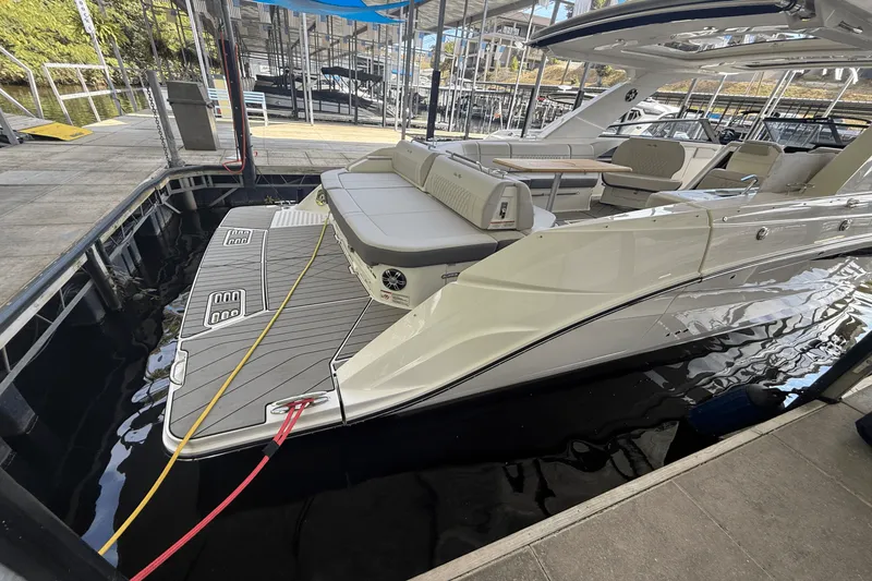 Slide: The Image of Sea Ray SLX 400 2026 - 17