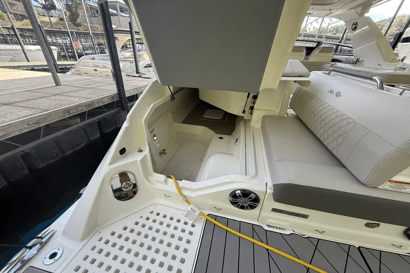 Slide: The Image of Sea Ray SLX 400 2026 - 18