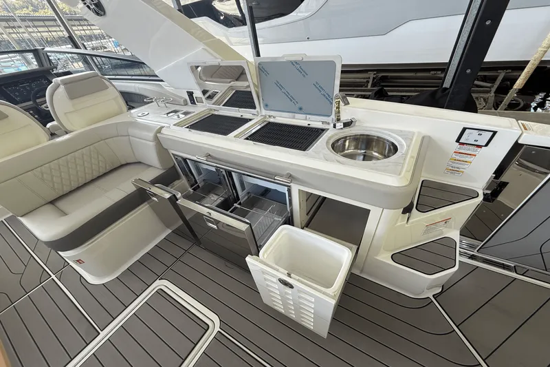 Slide: The Image of Sea Ray SLX 400 2026 - 22