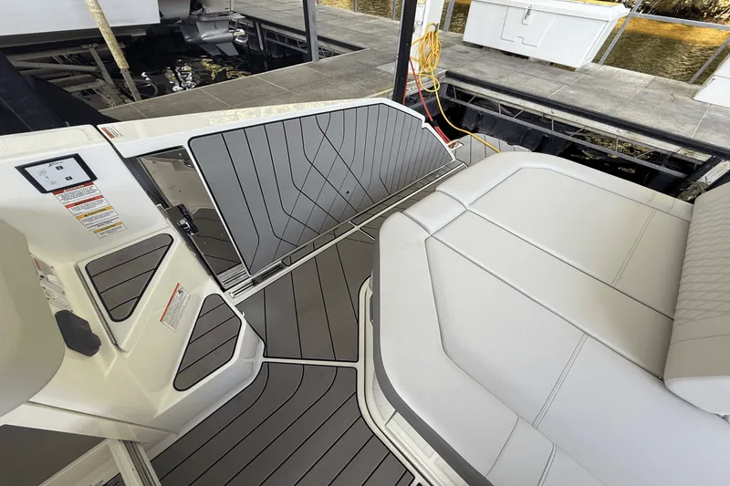 Slide: The Image of Sea Ray SLX 400 2026 - 23