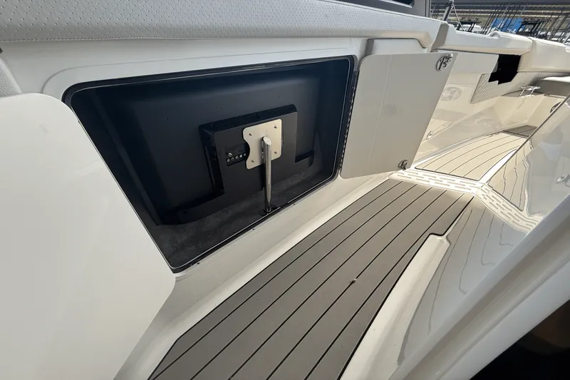 Slide: The Image of Sea Ray SLX 400 2026 - 25