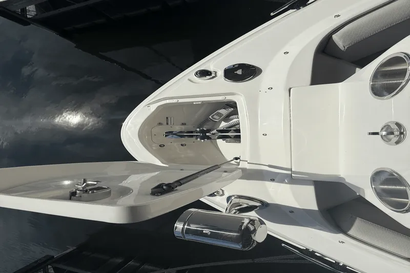 Slide: The Image of Sea Ray SLX 400 2026 - 30