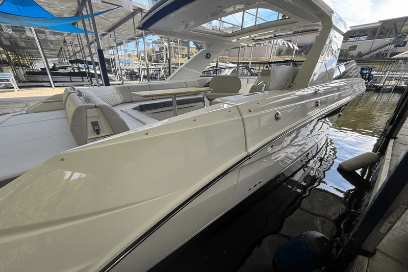 Slide: The Image of Sea Ray SLX 400 2026 - 33