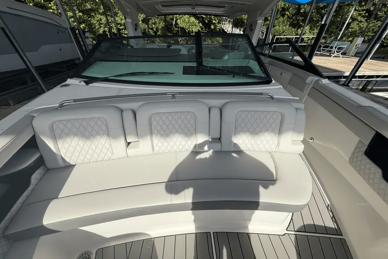 Slide: The Image of Sea Ray SLX 400 2026 - 34