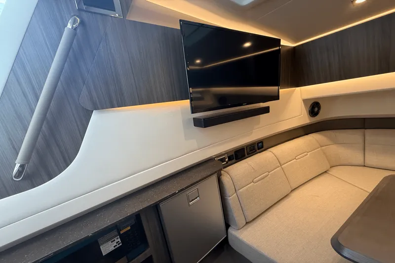 Slide: The Image of Sea Ray SLX 400 2026 - 37