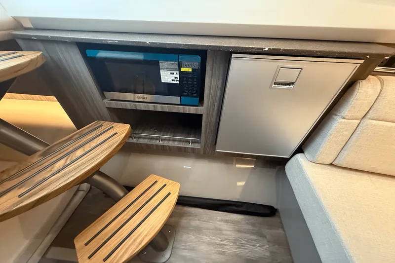 Slide: The Image of Sea Ray SLX 400 2026 - 38