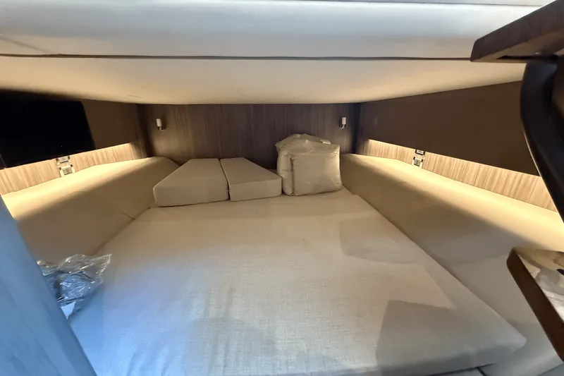 Slide: The Image of Sea Ray SLX 400 2026 - 39