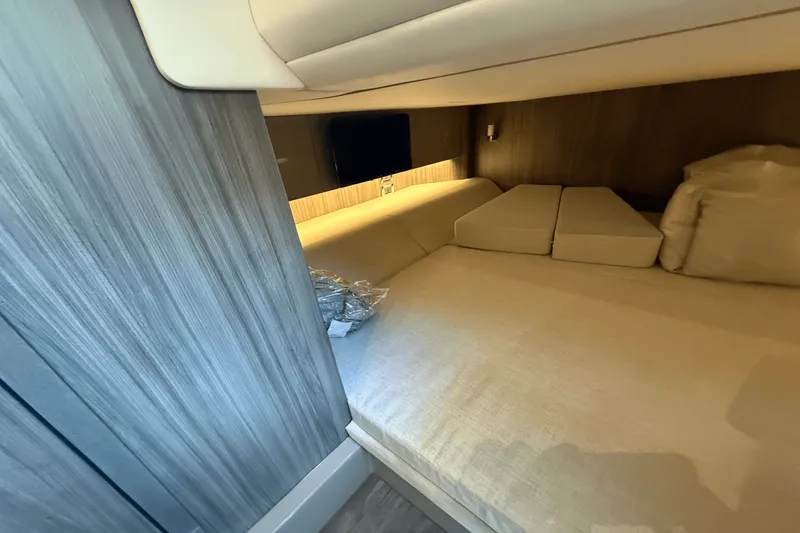 Slide: The Image of Sea Ray SLX 400 2026 - 40