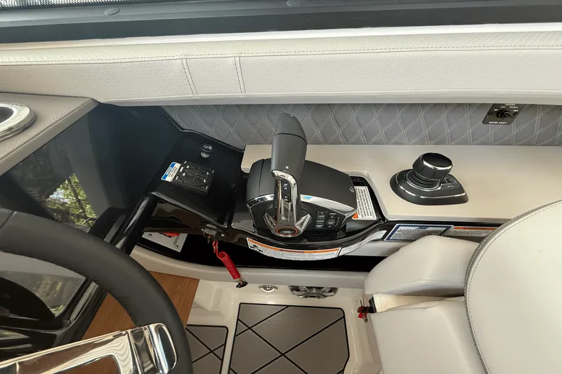 Slide: The Image of Sea Ray SLX 400 2026 - 9