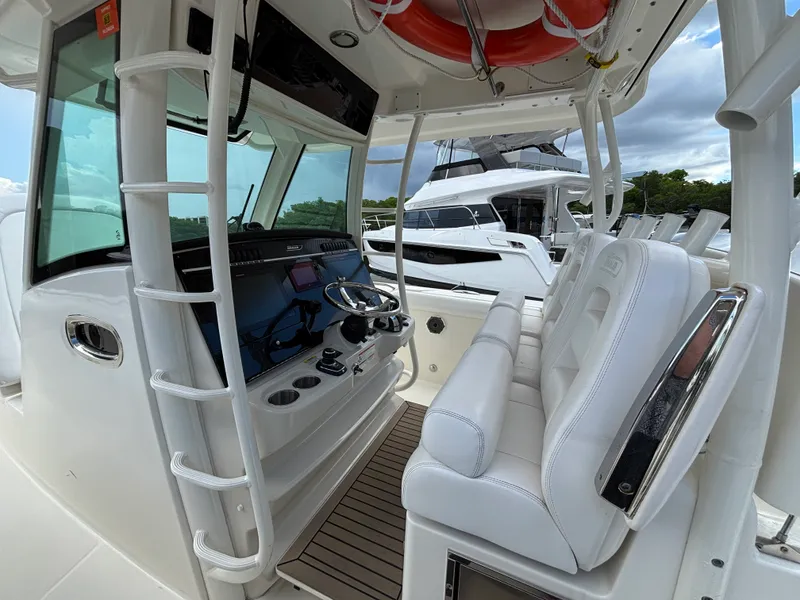Slide: The Image of Boston Whaler 350 Outrage 2022 - 10