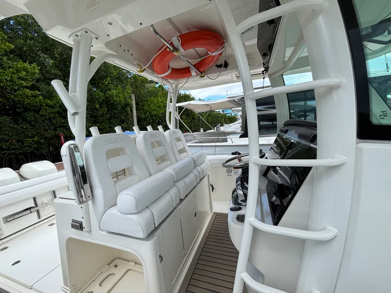 Slide: The Image of Boston Whaler 350 Outrage 2022 - 18