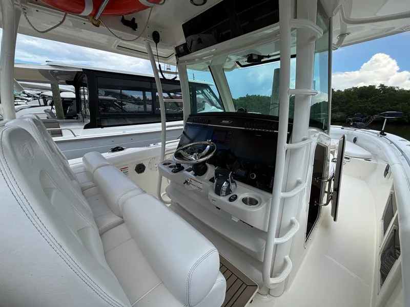 Slide: The Image of Boston Whaler 350 Outrage 2022 - 19