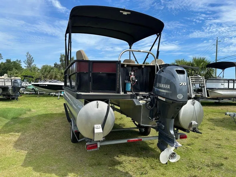 Slide: The Image of 2022 Manitou 20 Aurora LE Angler Full Front Twin Tube pontoon boat with Yamaha 70 outboard motor. - 4