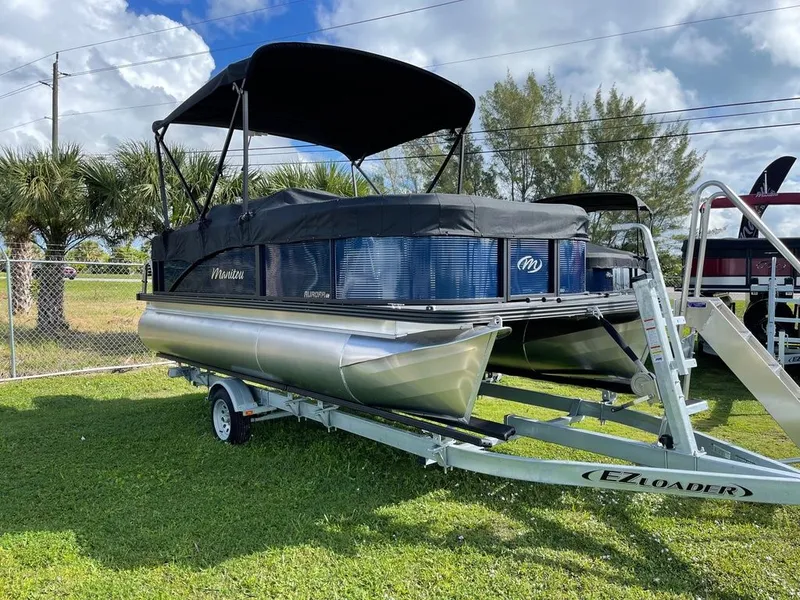 Slide: The Image of 2022 Manitou 18 Aurora LE Twin Tube 25 pontoon boat on trailer. - 0