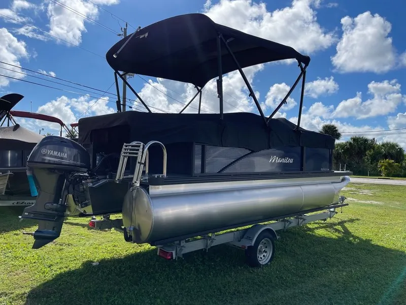 Slide: The Image of 2022 Manitou 18 Aurora LE Twin Tube 25 pontoon boat with Yamaha outboard motor. - 11