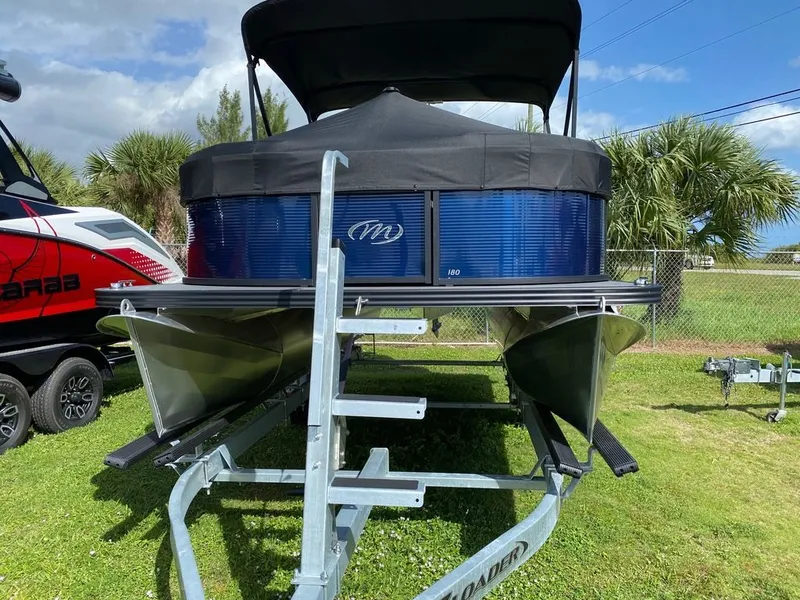 Slide: The Image of 2022 Manitou 18 Aurora LE Twin Tube 25 pontoon boat on trailer. - 3