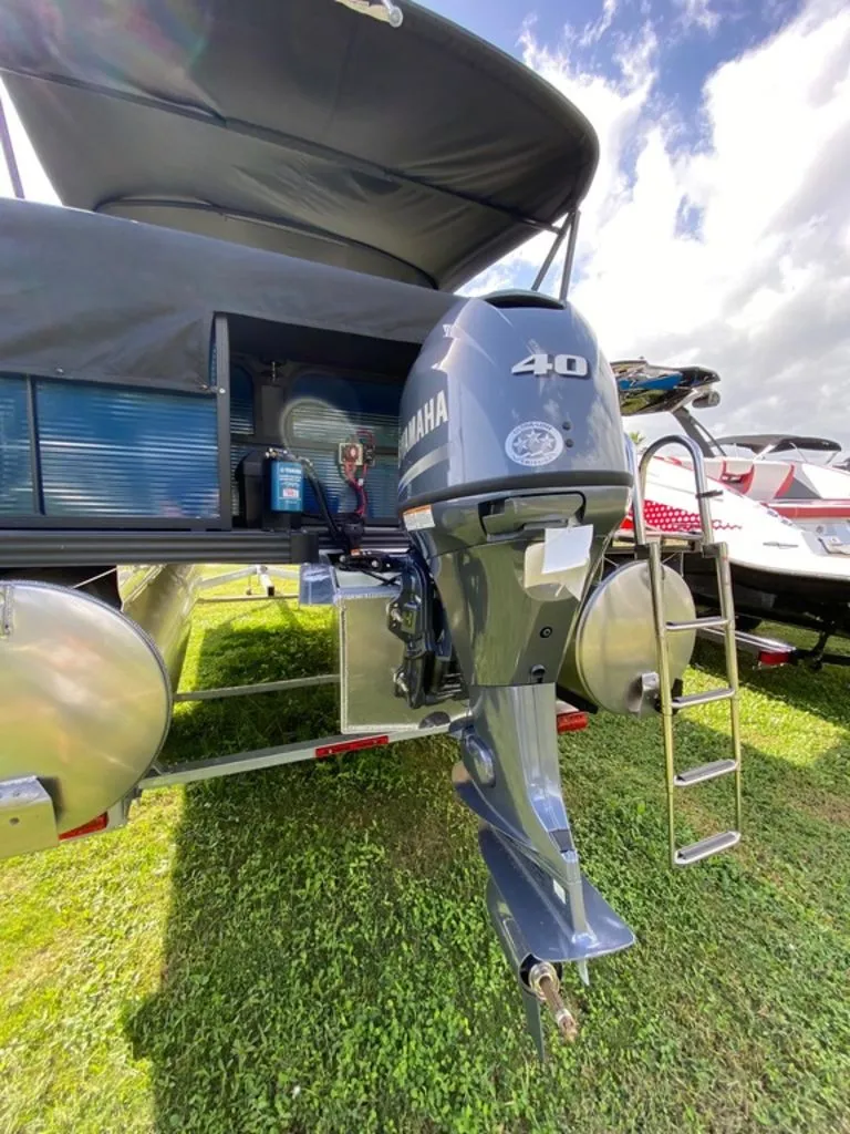 Slide: The Image of 2022 Manitou 18 Aurora LE Twin Tube 25 with Yamaha 40 outboard motor. - 7