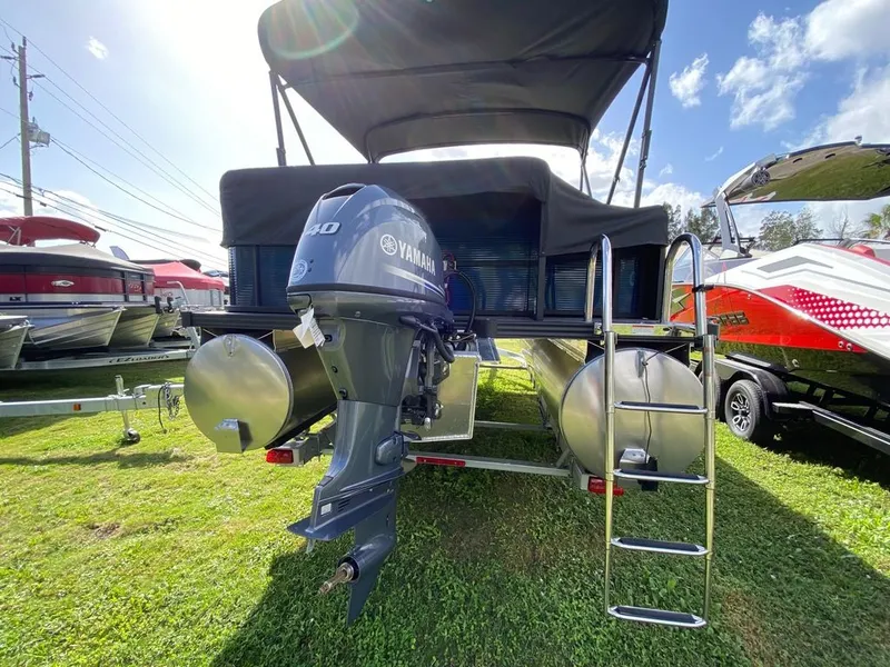 Slide: The Image of 2022 Manitou 18 Aurora LE Twin Tube 25 pontoon boat with Yamaha 40 HP outboard motor. - 8