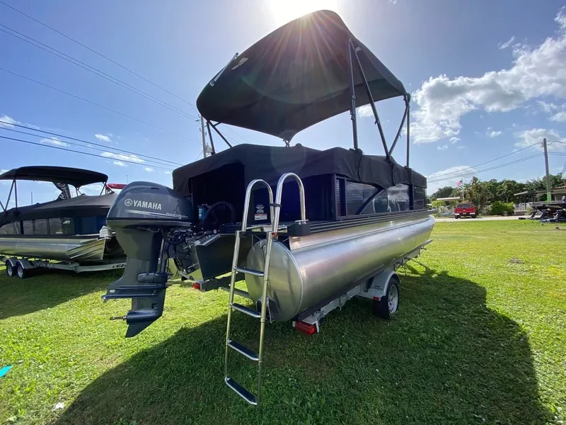 Slide: The Image of 2022 Manitou 18 Aurora LE Twin Tube 25 pontoon boat with Yamaha outboard motor. - 9