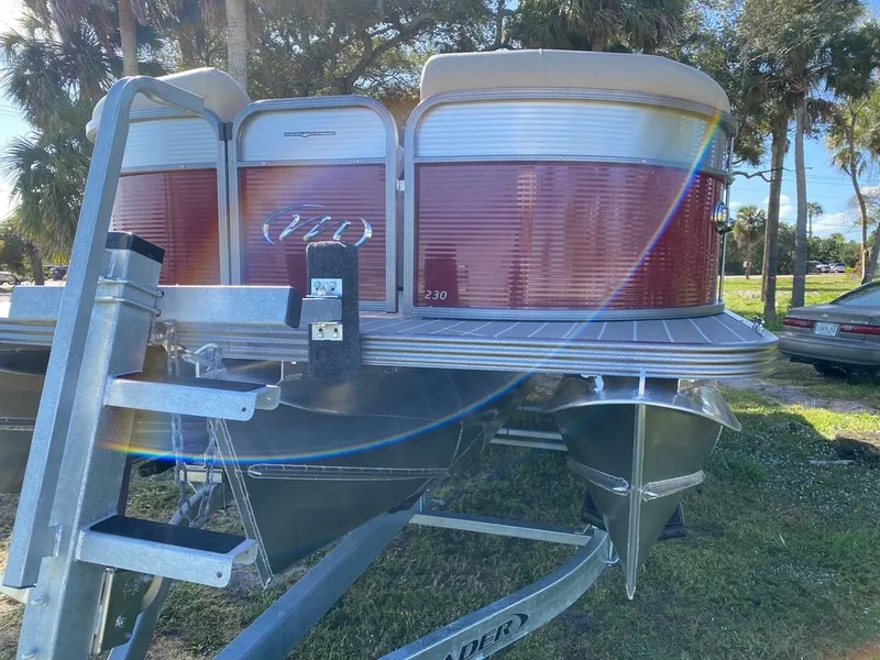 Slide: The Image of 2022 Manitou 23 Oasis SR VP pontoon boat on a trailer. - 25