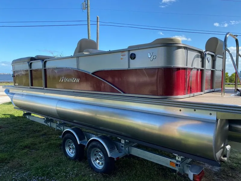 Slide: The Image of 2022 Manitou 23 Oasis SR VP pontoon boat on trailer, side view. - 4