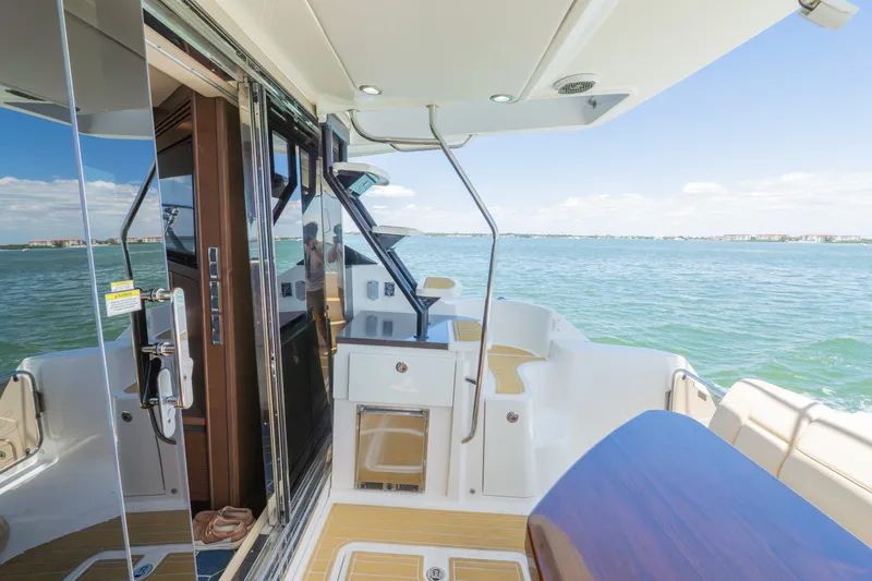 Slide: The Image of Sea Ray 510 FLY 2016 - 44