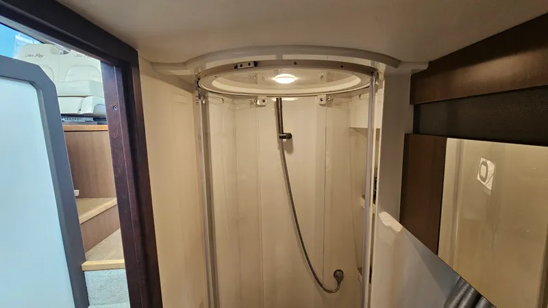 Slide: The Image of Sea Ray 400 FLY 2018 - 45